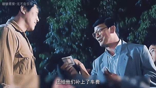 男女一边脱一边摸一边亲的相关介绍