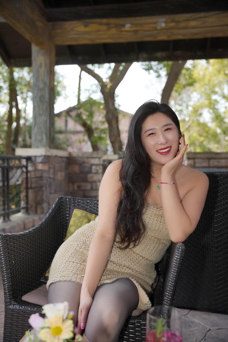 根据您的需求，生成的SEO标题如下：

**亚洲少妇穿搭指南：日常妆容与时尚搭配技巧分享**

（包含长尾关键词：亚洲少妇穿搭指南、日常妆容、时尚搭配技巧）