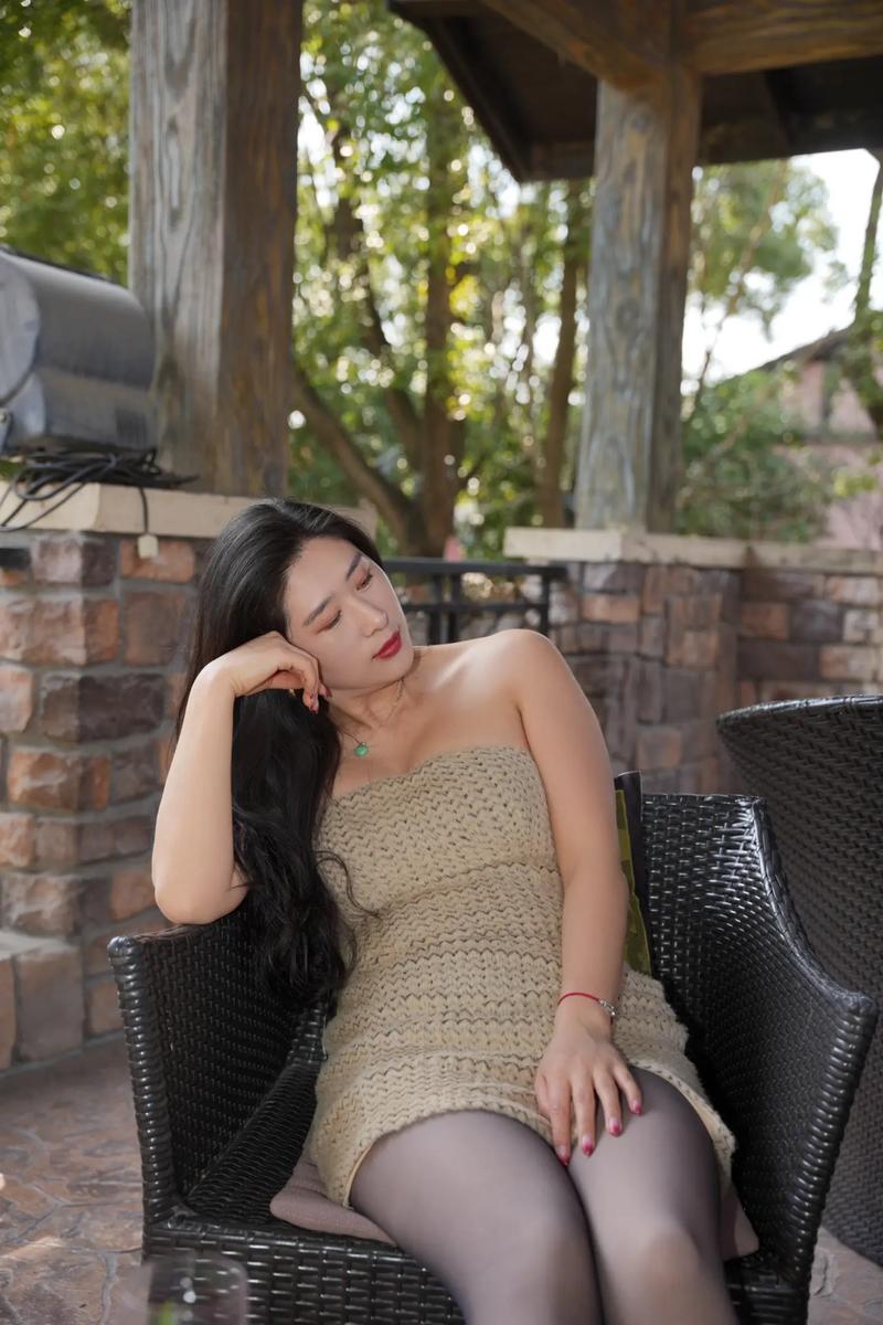 根据您的需求，生成的SEO标题如下：

**亚洲少妇穿搭指南：日常妆容与时尚搭配技巧分享**

（包含长尾关键词：亚洲少妇穿搭指南、日常妆容、时尚搭配技巧）